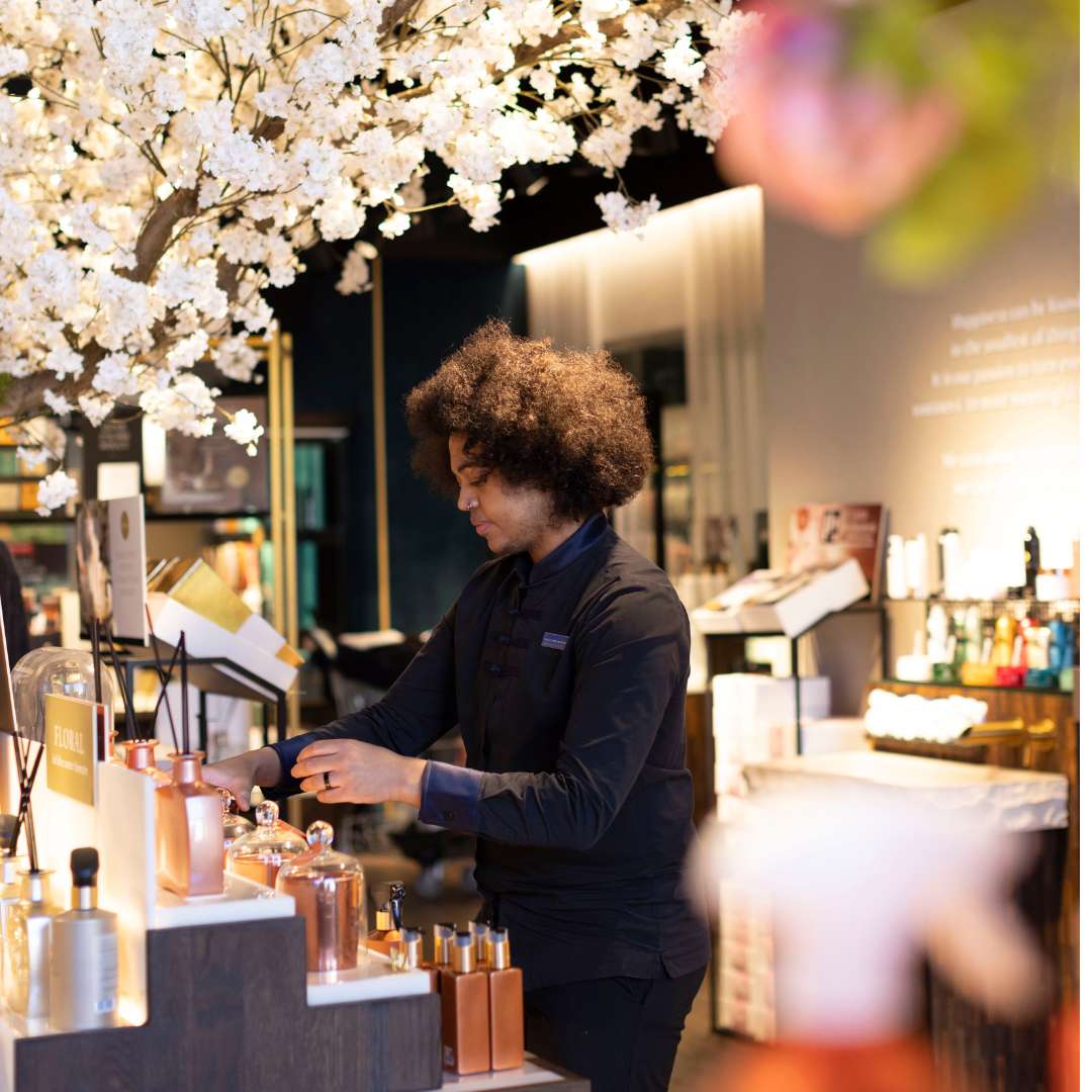 Medarbejder fra Rituals i deres butik i Amager Centret. 